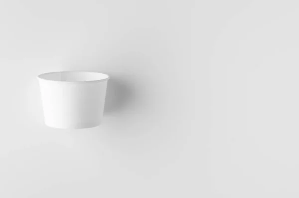 Vue du dessus d'une maquette de tasse en papier de crème glacée blanche . — Photo