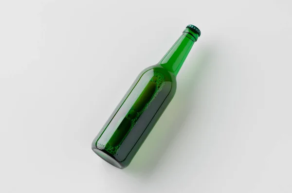 Зеленый макет пивной бутылки . — стоковое фото