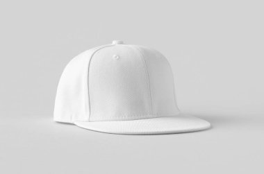Gri arkaplandaki beyaz snapback modeli.
