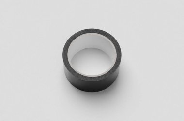 Gri arkaplanda siyah koli bandı..