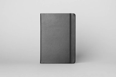 Gri arka planda siyah defter modeli. Ön taraf.