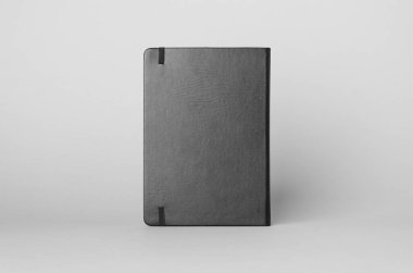 Gri arka planda siyah defter modeli. Arka taraf.