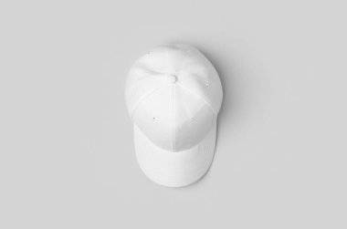 Gri arkaplanda beyaz beyzbol şapkası modeli..