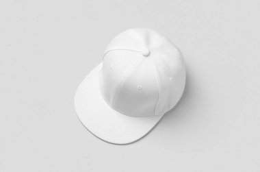 Gri arkaplandaki beyaz snapback modeli.