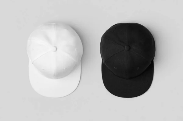 Branco Preto Snapback Caps Mockup Lado Lado — Fotografia de Stock