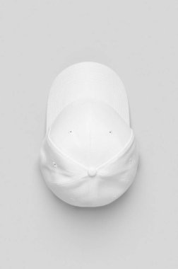 Gri arkaplanda beyaz beyzbol şapkası modeli..