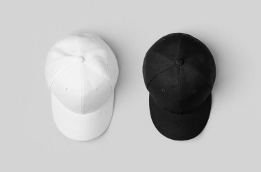 Beyaz ve siyah beyzbol şapkaları yan yana..