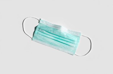 Beyaz arka planda tıbbi ya da cerrahi yüz maskesi.