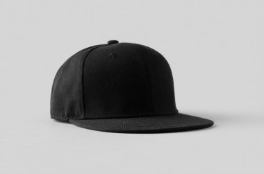 Gri arkaplanda siyah snapback modeli.