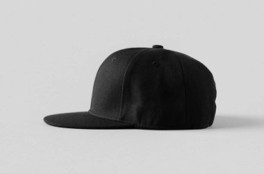 Gri arkaplanda siyah snapback modeli, kenar görünüm.