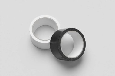 Beyaz ve siyah koli bantları gri bir arkaplanda..