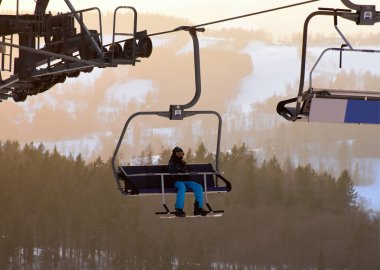 Kayak ve snowboard karlı dağlardaki ve chairlift sürme