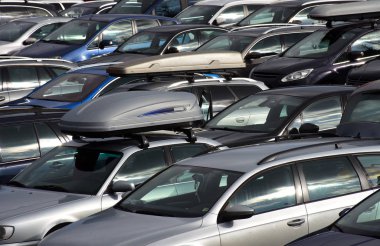 Kalabalık bir otoparkta park ile sorun
