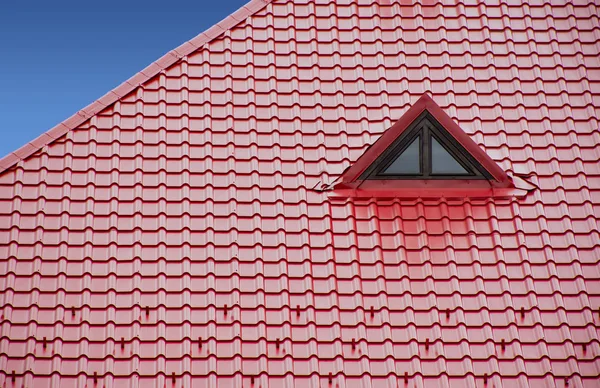 Nuevo techo rojo de chapa metálica —  Fotos de Stock