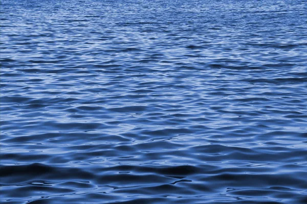 Permukaan air biru bergelombang sebagai latar lanskap — Stok Foto