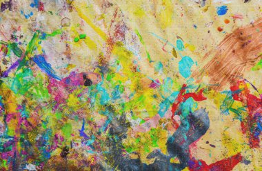 Tablo boyama, boya kalıntıları, rastgele boyanmış fırçalar.