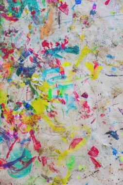 Tablo boyama, boya kalıntıları, rastgele boyanmış fırçalar.