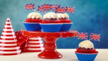 Kırmızı beyaz ve mavi tema kek ve pasta İngiltere Union Jack bayrakları ile stand