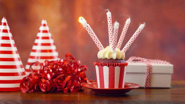 Cupcake di compleanno, soffiando candele . — Foto Stock