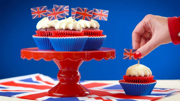 Rojo blanco y azul tema cupcakes y pastel stand con Reino Unido Union Jack banderas — Foto de Stock