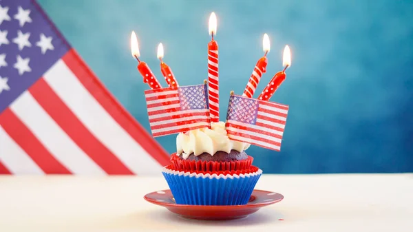 Red white and blue theme cupcakes with USA flags — Stock Photo, Image