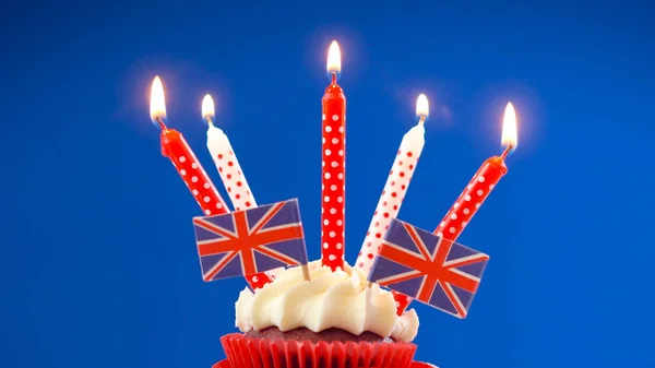 Rojo blanco y azul tema cupcakes y pastel stand con Reino Unido Union Jack banderas —  Fotos de Stock