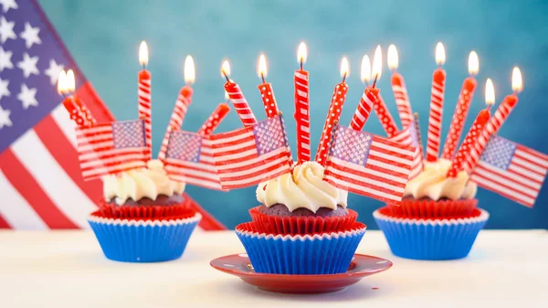 Κόκκινο λευκό και μπλε θέμα cupcakes με σημαίες ΗΠΑ — Φωτογραφία Αρχείου
