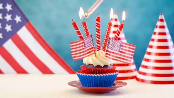 Cupcakes de tema branco e azul vermelho com bandeiras dos EUA — Fotografia de Stock