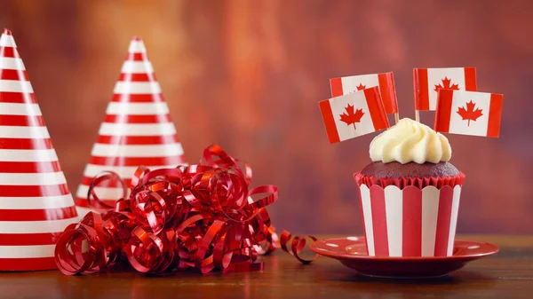 Rot-weiße Themen-Cupcakes mit kanadischen Ahornblatt-Fahnen — Stockfoto