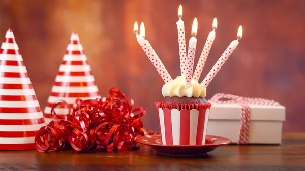 Magdalena de cumpleaños con velas y regalo — Foto de Stock