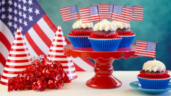 红色白色和蓝色主题蛋糕与美国旗子 — 图库照片