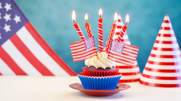 Cupcake a tema rosso bianco e blu con bandiere USA — Foto Stock