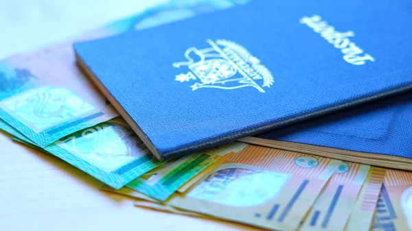 Passeport australien et concept de voyage en espèces . — Photo