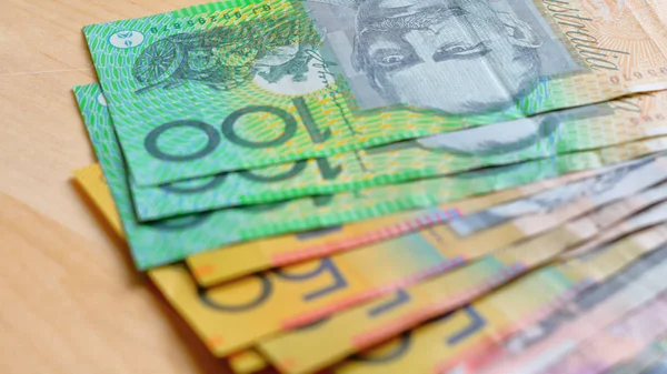 Australische dollar met Vijven, tientallen, twintiger jaren, jaren vijftig en honderd notes. — Stockfoto