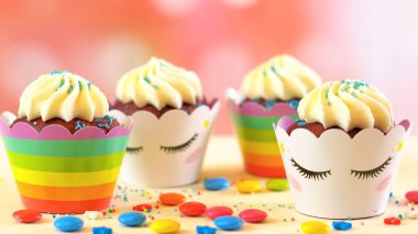 Çocuk Doğum günü partisi tek boynuzlu at temalı cupcakes.
