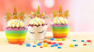 Çocuk Doğum günü partisi tek boynuzlu at temalı cupcakes.