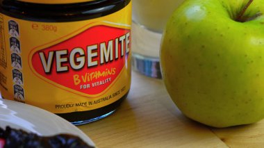 Avustralya Vegemite ikonik kırmızı ve sarı kavanoza yaymak