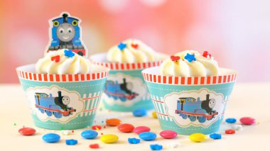 Çocuk Doğum günü partisi Thomas Tank motoru temalı cupcakes.
