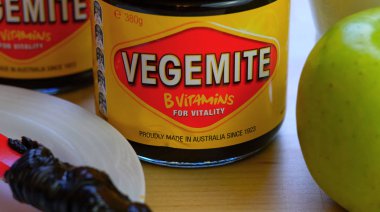 Avustralya Vegemite ikonik kırmızı ve sarı kavanoza yaymak