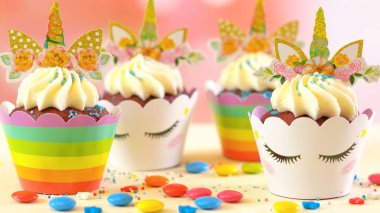 Çocuk Doğum günü partisi tek boynuzlu at temalı cupcakes, closeup dekorasyon.