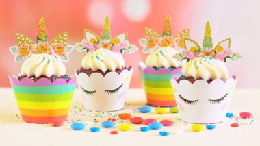 Çocuk Doğum günü partisi tek boynuzlu at temalı cupcakes.