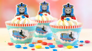 Çocuk Doğum günü partisi Thomas Tank motoru temalı cupcakes.