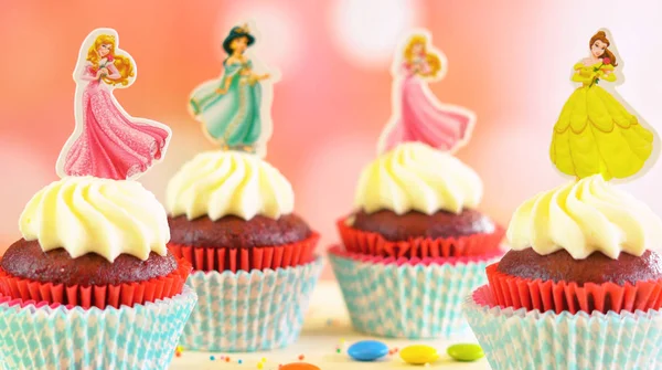 Childrens birthday party princess themed cupcakes. — Stock Photo, Image