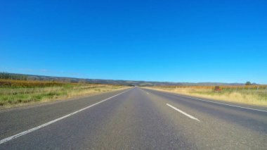 Mclaren Vale Güney Avustralya üzerinden geniş, düz açık yolu boyunca sürüş.