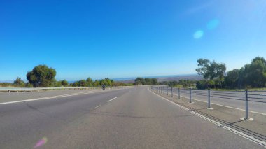Mclaren Vale Güney Avustralya üzerinden geniş, düz açık yolu boyunca sürüş.