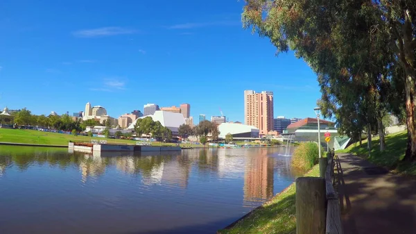 Skyline de la ville d'Adélaïde de l'autre côté de la rivière Torrens . — Photo