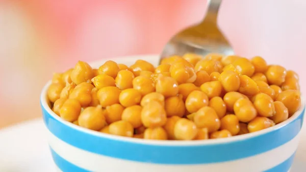 Garbanzos, habas de garbanzo, en cuenco de primer plano con cuchara . — Foto de Stock