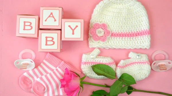 Baby kwekerij kleding en accessoires overhead. — Stockfoto