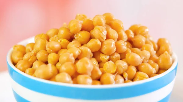 Garbanzos, habas de garbanzo, en cuenco . — Foto de Stock