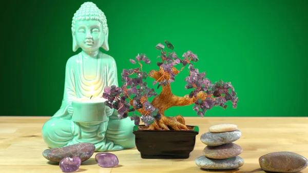 Uspokojenie zen wnętrza tabeli Ustawienia z posągu Buddy, trzymając świecę. — Zdjęcie stockowe